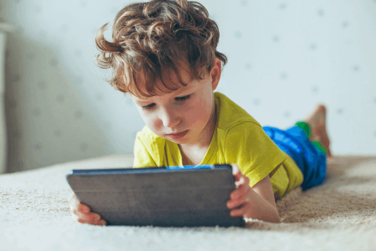השפעת זמן מסך על ילדים: מה חשוב לדעת? | ביטוח ישיר